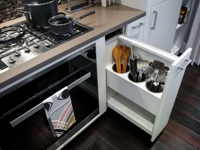 cozinha com um design prático para armazenar utensílios