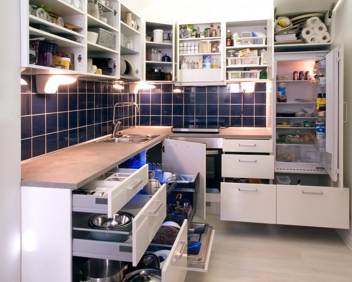 armários abertos na cozinha