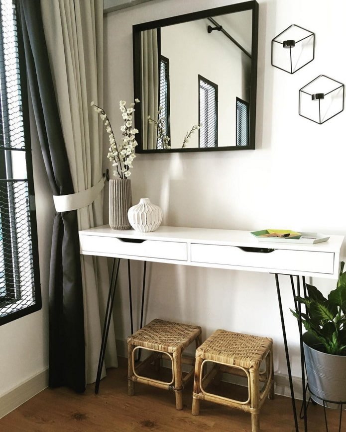 Ekbi Ikea com pernas de metal