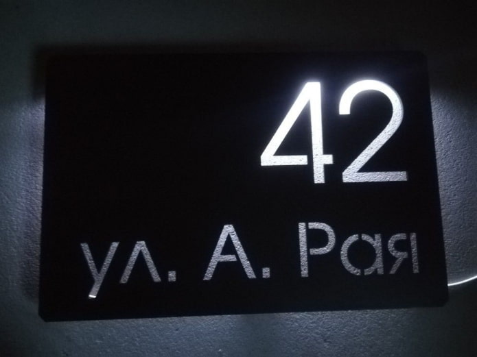 Iluminação de fundo atrás da placa