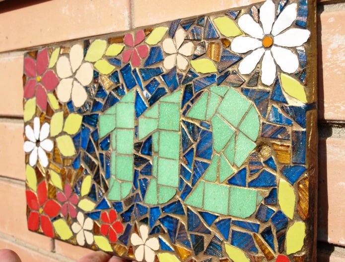 Placa de endereço em mosaico