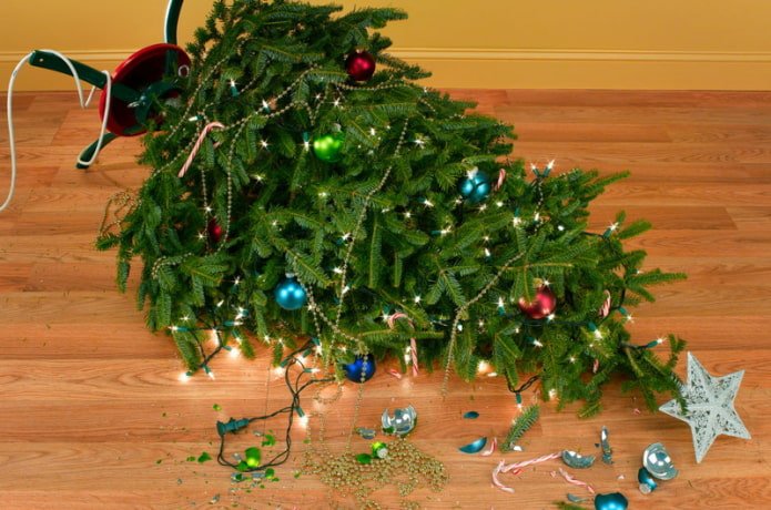 Árvore de Natal caída