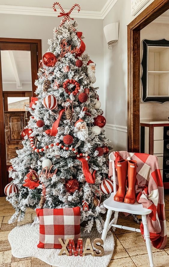 Árvore de Natal vermelha e branca