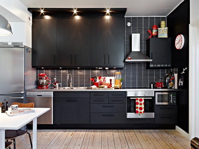 design de cozinha com um conjunto preto