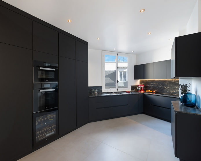 design de cozinha com móveis pretos em estilo minimalista