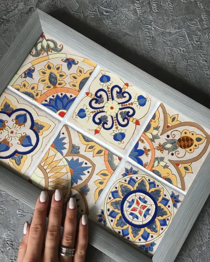 Azulejo pintado em moldura