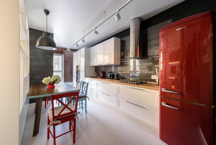 teto falso com holofotes no interior da cozinha