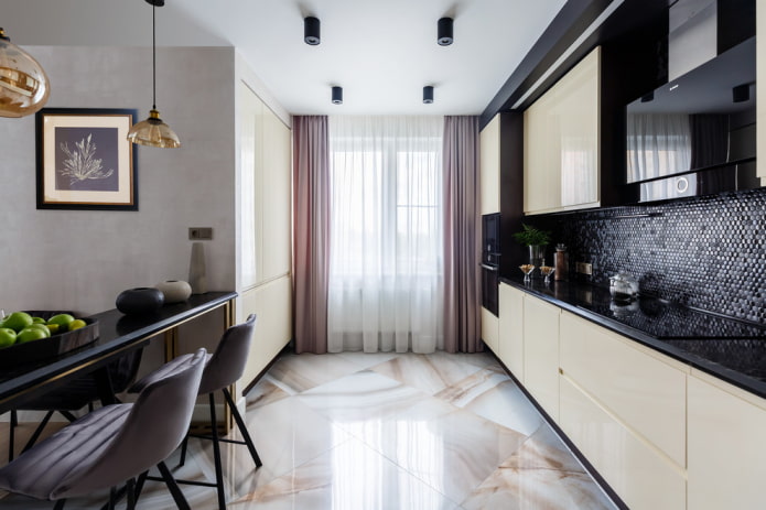 teto falso com holofotes no interior da cozinha