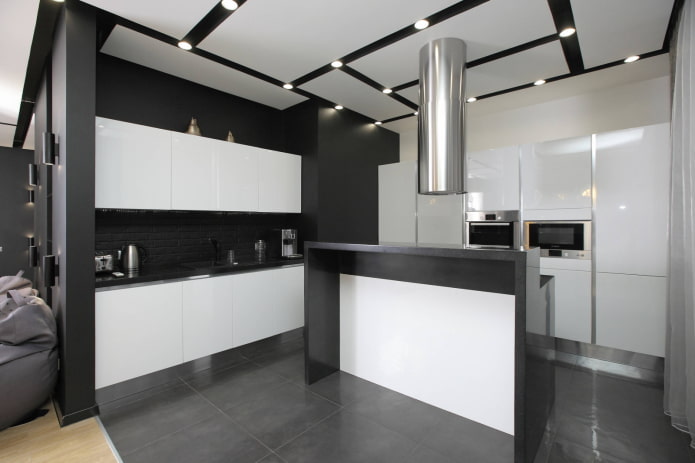 Teto preto e branco com iluminação de foco