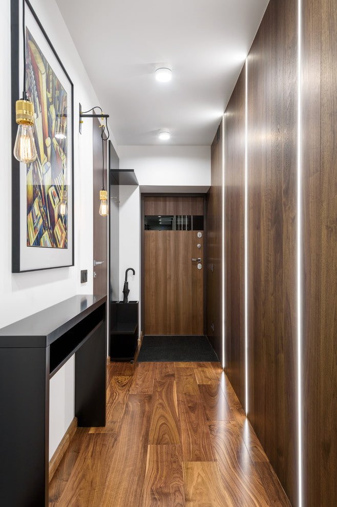 iluminação no interior de um corredor longo