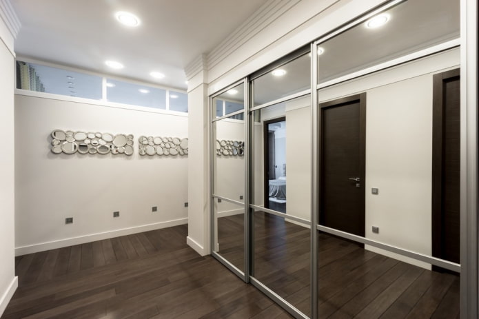 iluminação no interior de um corredor em L