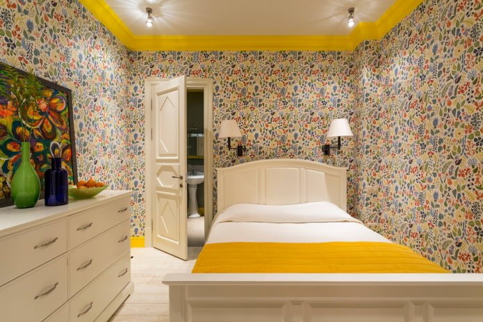 Quarto pequeno com arandelas e holofotes