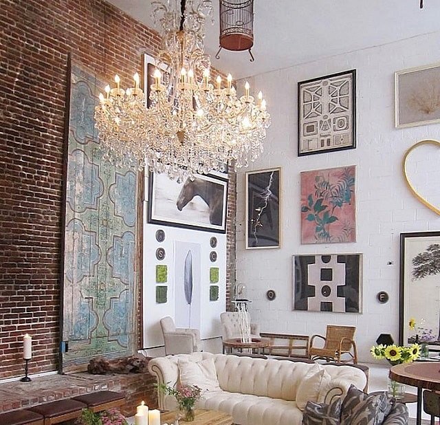 Lustre de cristal em interior em estilo loft