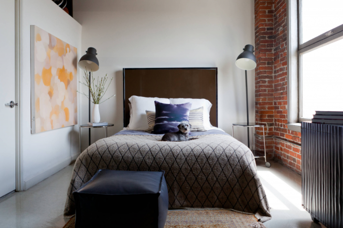 Luminárias de chão em um quarto estilo loft