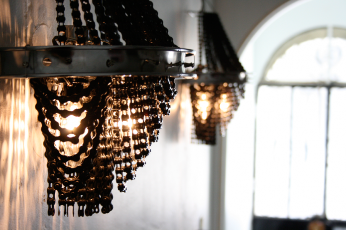 Luminária com correntes no estilo loft