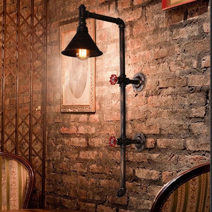 Lustre de parede feito de canos em estilo industrial
