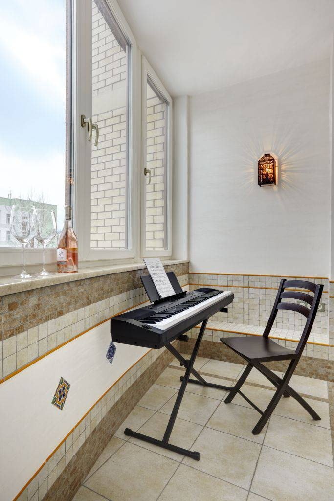 Tiras de azulejos e pedra na varanda