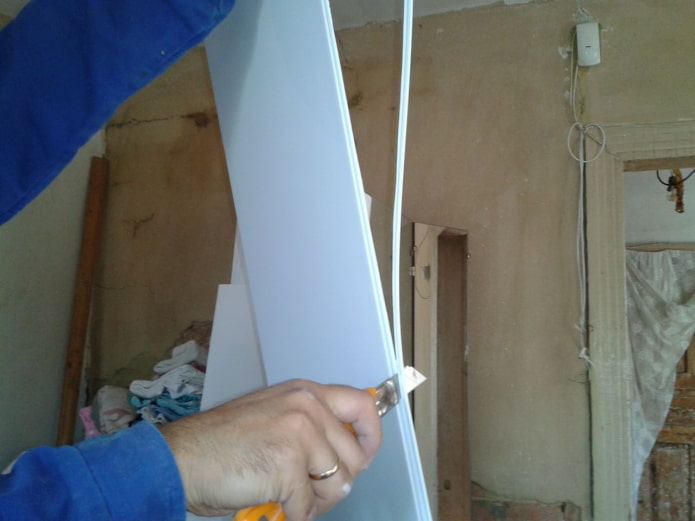 cortando a junta da trava de PVC