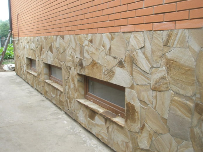 assentamento de pedra natural na fachada