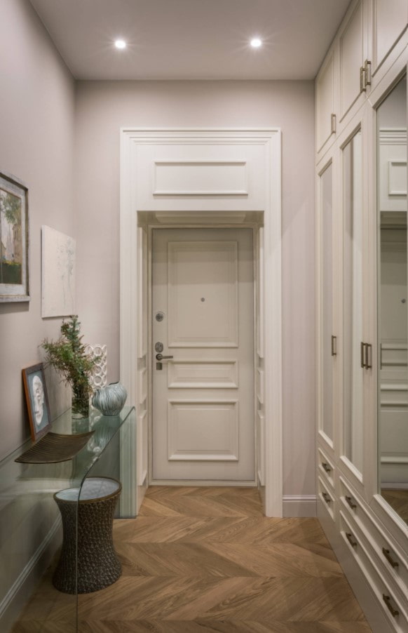 decoração da porta de entrada com painéis de MDF com molduras