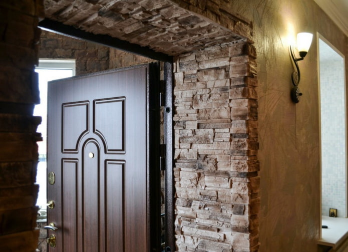 decoração de declive com pedra