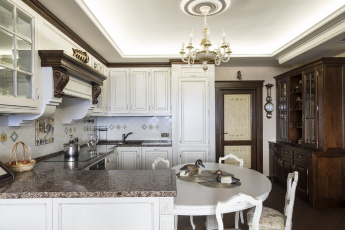 Conjunto de cozinha em formato de U com mesa