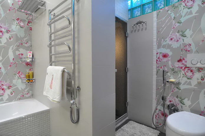 combinação de azulejos e painéis de PVC