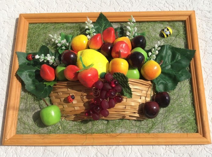 painel de cozinha feito de frutas