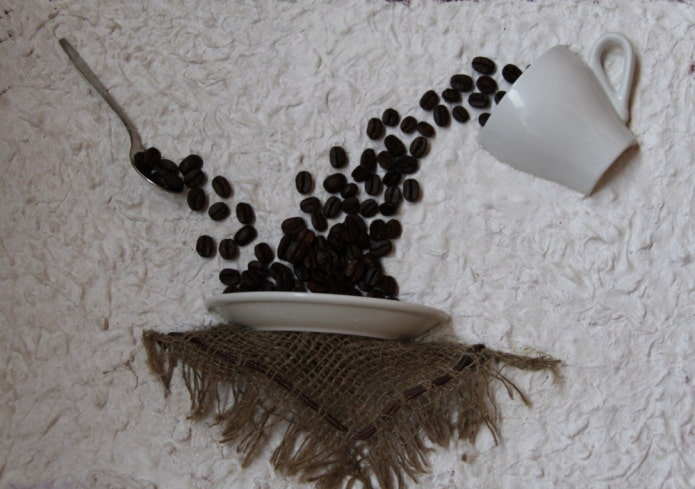 painel de cozinha feito de grãos de café