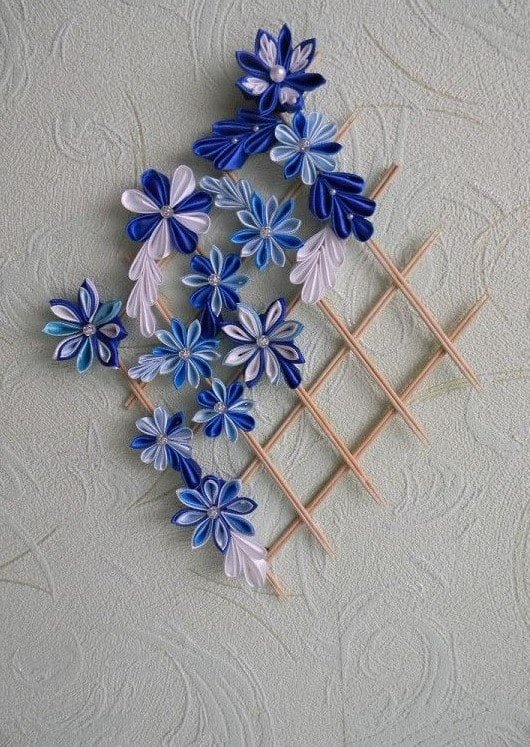 painel de parede feito de kanzashi no interior