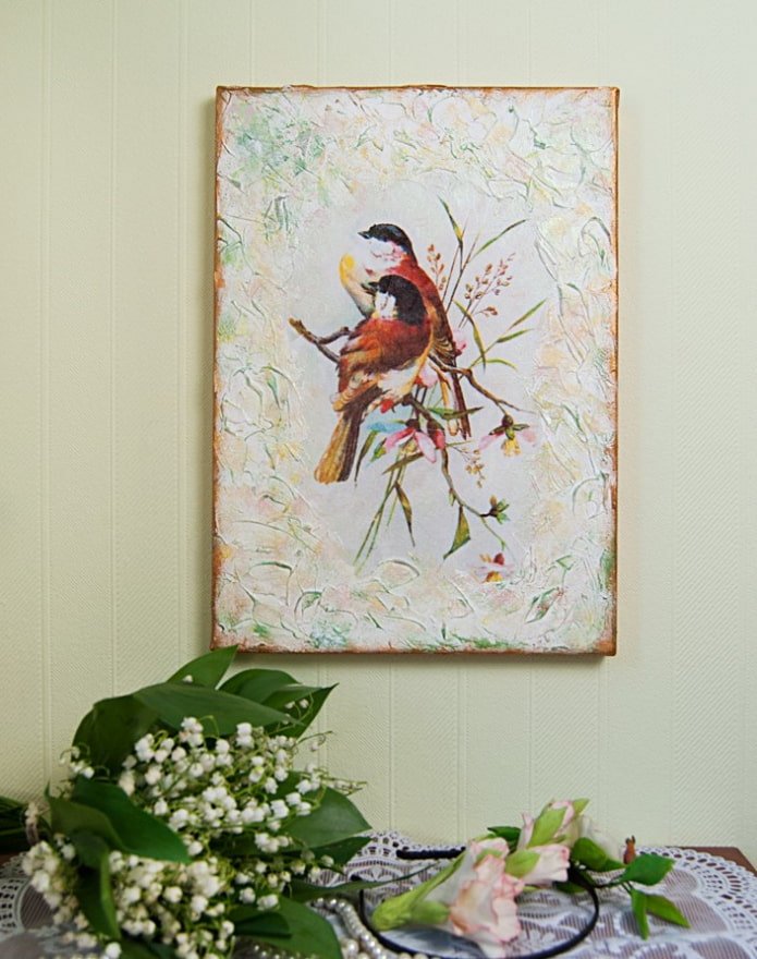 painel de parede na técnica de decoupage no interior