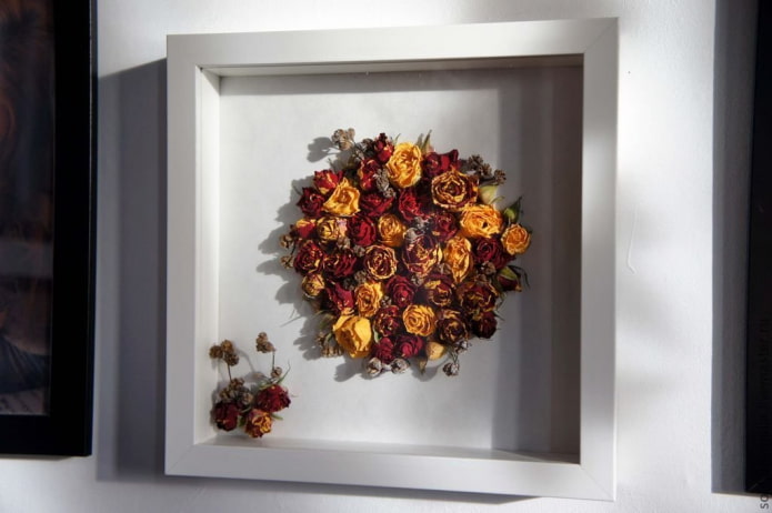 painel de flores na parede do interior