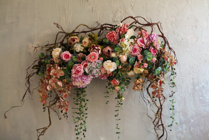 painel de flores na parede do interior