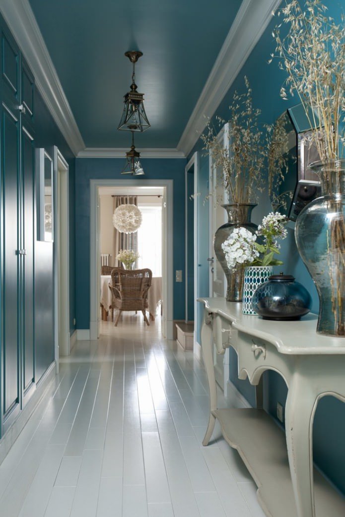 Parquet branco no corredor