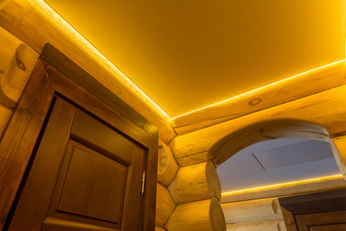 estrutura flutuante com iluminação amarela