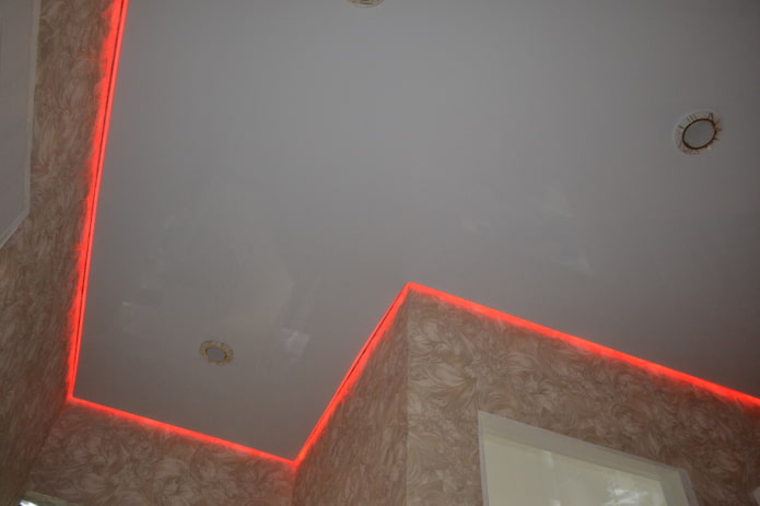 estrutura flutuante com luz de fundo vermelha
