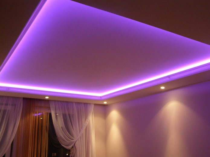Estrutura flutuante com luz de fundo roxa
