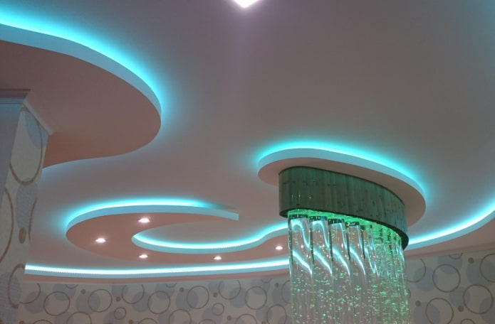 Estrutura flutuante com luz de fundo azul