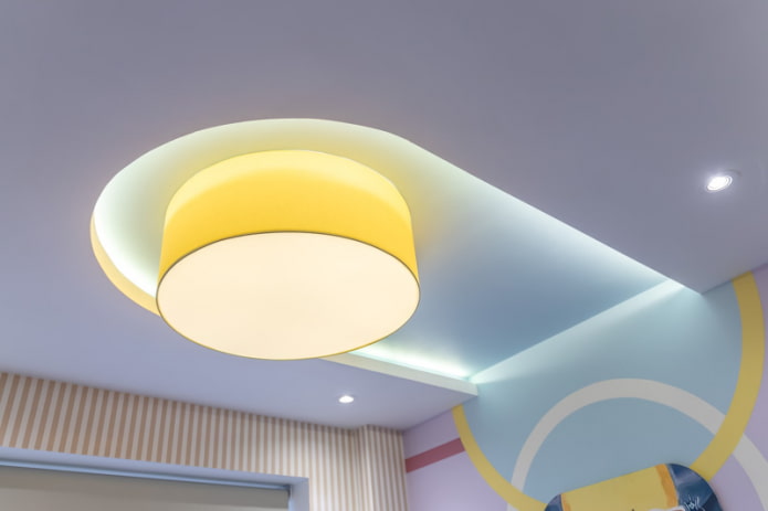 teto flutuante com a luz de fundo ligada