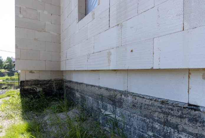 bloco de espuma na parede de um prédio de apartamentos