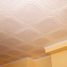 Telhas de espuma plástica para o teto: prós e contras, etapas de colagem - 13