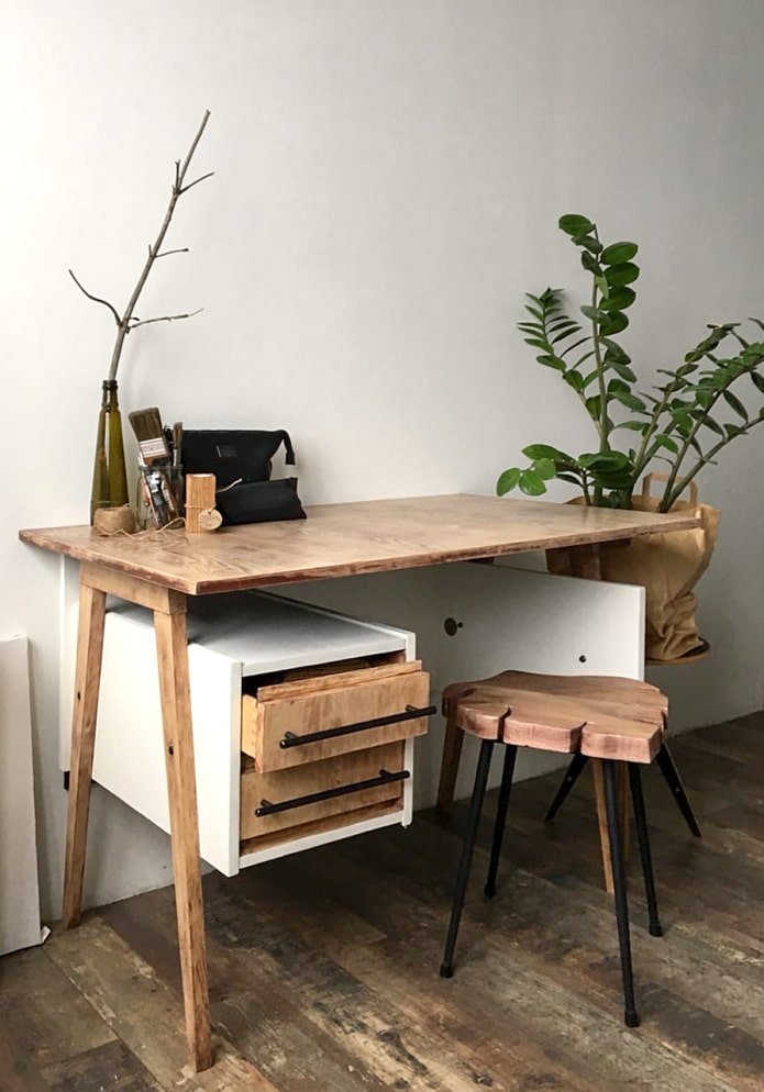 Local de trabalho com uma mesa reaproveitada