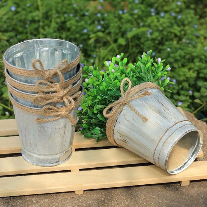 vasos de flores de chão em baldes