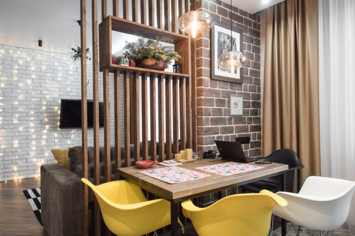 divisória de madeira no interior da cozinha-sala de estar