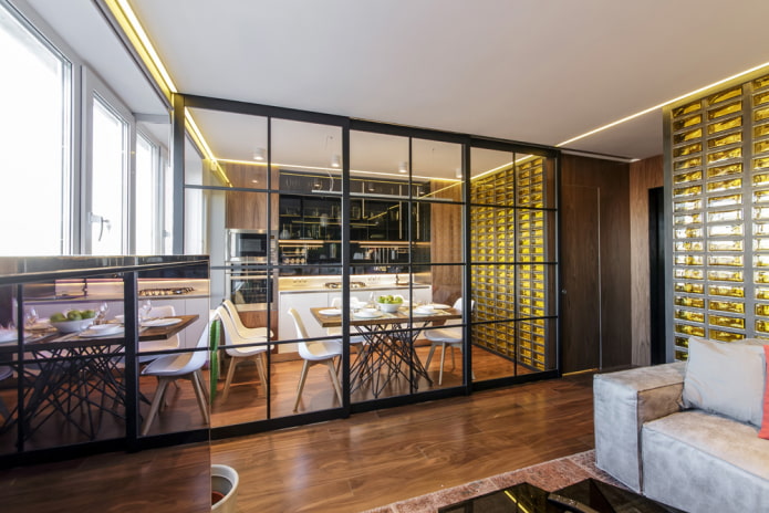 divisória de metal no interior da cozinha-sala de estar