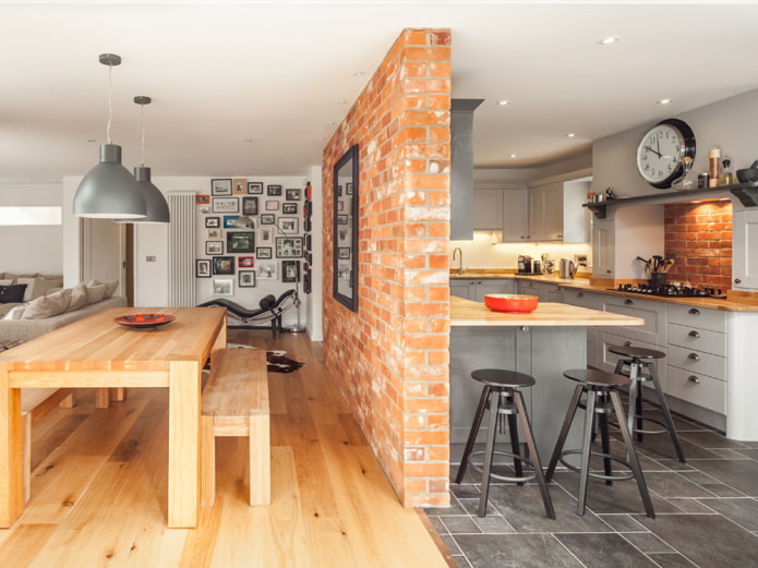 divisória no interior de uma cozinha-sala de jantar