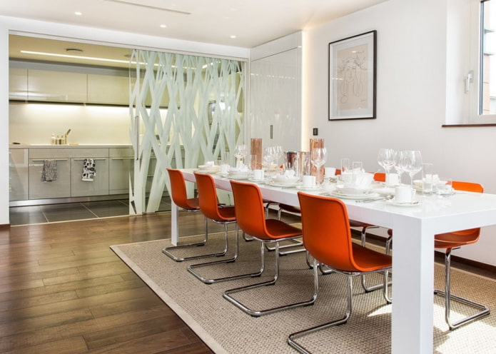 divisória no interior de uma cozinha-sala de jantar