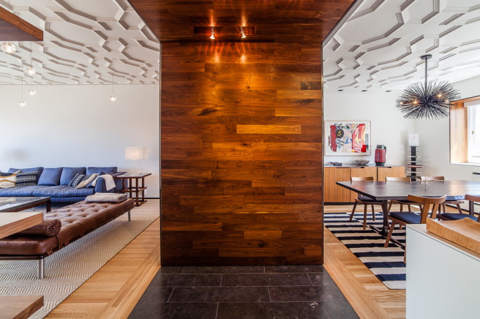 divisória feita de laminado no interior da cozinha-sala de estar