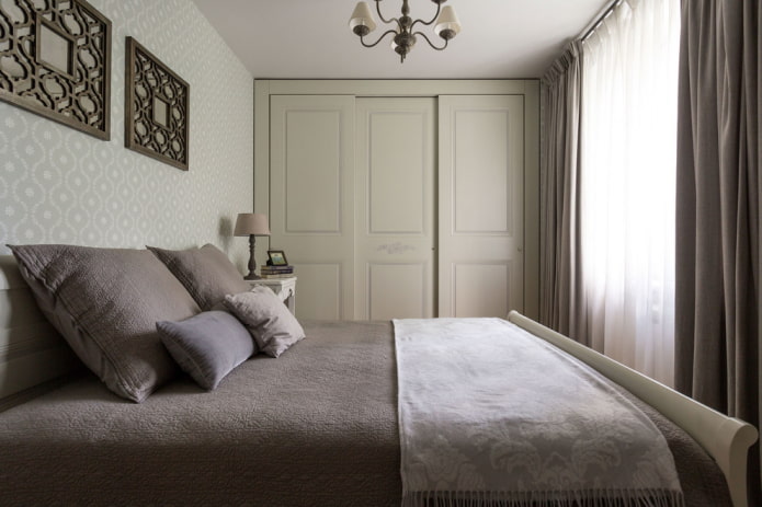 Cama em frente à janela