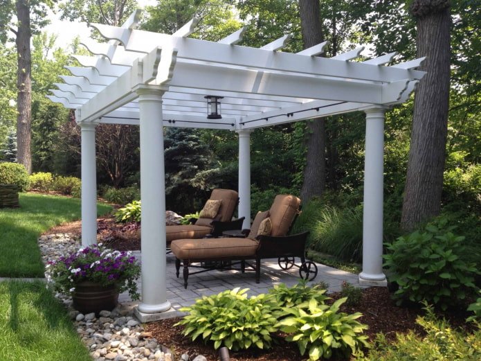 gazebo branco no jardim